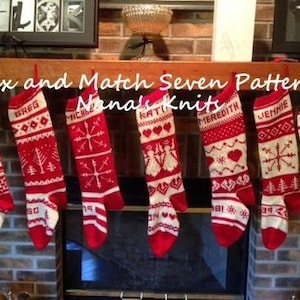 Könnte beinhalten: Sieben rot-weiße gestrickte Weihnachtsstrümpfe mit verschiedenen Mustern hängen an einem Kaminsims. Die Strümpfe sind mit Namen beschriftet, darunter "Greg", "Meredith", "Jennie" und "Tyler". Der Text "Mix and Match Seven Patterns Nana's Knits" befindet sich über den Strümpfen.