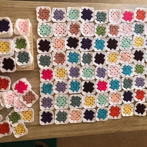 Puede incluir: Un juego de tres tazas de cerámica con un acabado mate moteado. Las tazas son de color crema, gris claro y gris oscuro. Cada taza tiene un diseño simple y minimalista y un asa redondeada. Las tazas están apiladas una encima de otra.