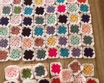 Mini cuadrados de ganchillo estilo Granny Squares – Cuadrados coloridos hechos a mano de 6x6 cm – Conjunto para patchwork, costura, manualidades y regalos.