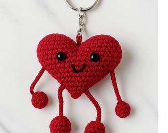 Lindo llavero de corazón amigurumi • Peluche de corazón de crochet • Llavero de corazón rojo kawaii • Regalo hecho a mano para ella • Regalo de San Valentín • Abalorio para bolso