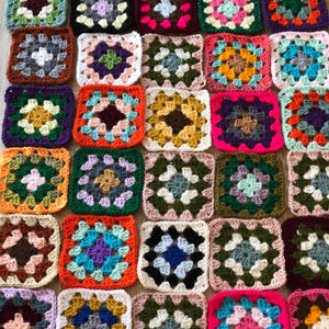 Kit quadrati della nonna all'uncinetto da 8 cm / 12 cm | Quadrati patchwork fatti a mano | Kit cuscino coperta borsa | Motivi all'uncinetto con tavolozza di colori