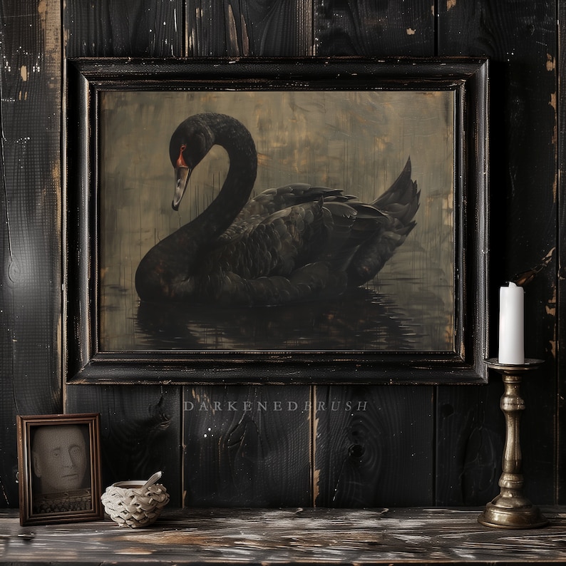 Puede incluir: Un cisne negro con el pico rojo est&aacute; nadando en un cuerpo de agua oscuro y tranquilo. El cisne est&aacute; representado en una pintura enmarcada con un marco de madera oscura. La pintura est&aacute; colgada en una pared de madera oscura.