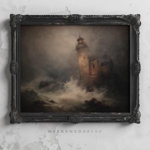 Könnte beinhalten: Gerahmtes Vintage-Gemälde eines Leuchtturms während eines Sturms. Das Kunstwerk zeigt eine dunkle, stimmungsvolle Farbpalette mit einem dramatischen Himmel und tosenden Wellen. Der Rahmen ist schwarz mit aufwendigen Details.