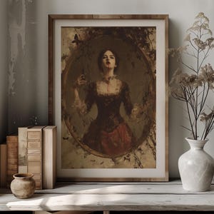 K&ouml;nnte beinhalten: Gerahmter Kunstdruck im Vintage-Stil mit einer Frau in einem dunklen Kleid mit Blut auf Gesicht und Hals. Das Kunstwerk befindet sich in einem ovalen Rahmen, umgeben von einem dekorativen Rand. Der Druck wird auf einem Holzregal mit B&uuml;chern und einer Vase ausgestellt.