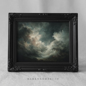 Op de afbeelding: Een ingelijst kunstwerk met een dramatisch wolklandschap in tinten grijs, wit en blauw. Het schilderij is geplaatst in een zwarte, sierlijke lijst. De tekst "DARKENDED BRUSH" staat onderaan de afbeelding.