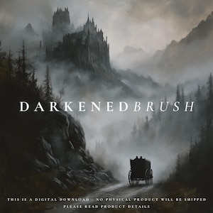K&ouml;nnte beinhalten: Eine dunkle, neblige Waldszene mit einem Schloss in der Ferne. Eine von Pferden gezogene Kutsche f&auml;hrt auf einem Weg durch die B&auml;ume. Der Text "DARKENEDBRUSH" wird in wei&szlig;en Buchstaben in der Mitte des Bildes angezeigt.