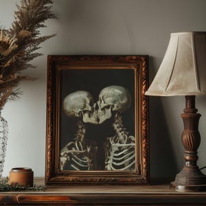 Arte imprimible para amantes de los esqueletos góticos, arte de pared de calavera romántica de estilo cottagecore oscuro, póster de amor gótico imprimible de Dark Academia, decoración artística de Halloween imagen 2