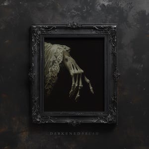 K&ouml;nnte beinhalten: Eine skelettartige Hand, die einen wei&szlig;en Spitzenhandschuh tr&auml;gt, gerahmt in einem schwarzen, verzierten Rahmen vor einem dunklen Hintergrund. Das Bild tr&auml;gt den Titel "Darkened Brush".