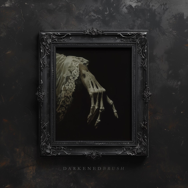 K&ouml;nnte beinhalten: Eine skelettartige Hand, die einen wei&szlig;en Spitzenhandschuh tr&auml;gt, gerahmt in einem schwarzen, verzierten Rahmen vor einem dunklen Hintergrund. Das Bild tr&auml;gt den Titel "Darkened Brush".