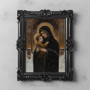 Könnte beinhalten: Ein gerahmtes Gemälde einer Mutter und eines Kindes in einer verschneiten Umgebung. Die Mutter trägt einen schwarzen Umhang und hält das Kind in ihren Armen. Das Kind trägt eine gelbe Robe. Das Gemälde ist vor dem Hintergrund einer Kathedrale gemalt.