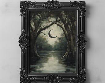 以下が含まれることがあります： 黒い額縁に入った絵画。暗い沼地のような風景が描かれており、空には三日月が浮かんでいます。絵画には、両側に木々が茂る深い森の中を流れる川が描かれています。