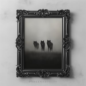 Könnte beinhalten: Drei schwarze Wölfe, die vor einem nebligen Hintergrund silhouettiert sind, gerahmt in einem schwarzen, verzierten Rahmen.