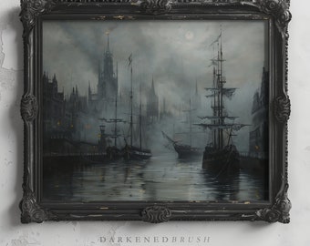 Peut inclure: Une peinture dans un cadre noir représente une ville brumeuse avec de hauts bâtiments et plusieurs navires amarrés au bord de l'eau. Le ciel est d'un gris terne et l'eau reflète la lumière de la lune.