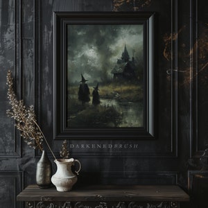 Op de afbeelding: Een ingelijst schilderij van twee figuren in zwarte mantels en punthoeden die naar een donker, mysterieus huis in een mistig landschap lopen. Het schilderij is getiteld "Darkened Brush".