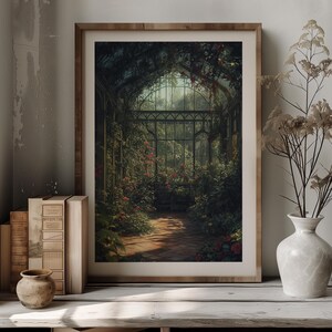 Puede incluir: Una fotograf&iacute;a enmarcada de un invernadero exuberante y cubierto de vegetaci&oacute;n, con un camino de ladrillos que conduce a una gran ventana. El invernadero est&aacute; lleno de plantas verdes y enredaderas, y la luz brilla a trav&eacute;s del techo de vidrio.