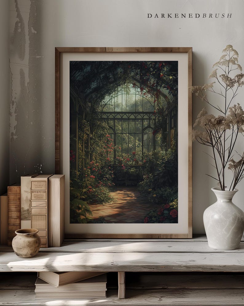 Puede incluir: Una fotograf&iacute;a enmarcada de un invernadero exuberante y cubierto de vegetaci&oacute;n, con un camino de ladrillos que conduce a una gran ventana. El invernadero est&aacute; lleno de plantas verdes y enredaderas, y la luz brilla a trav&eacute;s del techo de vidrio.