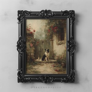 Op de afbeelding: Een ingelijst schilderij met een zwart-witte hond die bij een houten poort zit. De scène speelt zich af in een tuin met rode bloemen. De sierlijke zwarte lijst geeft het schilderij een vintage uitstraling.