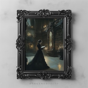 Puede incluir: Una mujer con un vestido negro se encuentra en una habitación tenue con estanterías altas y velas. Está leyendo un libro y la habitación tiene una estética gótica.