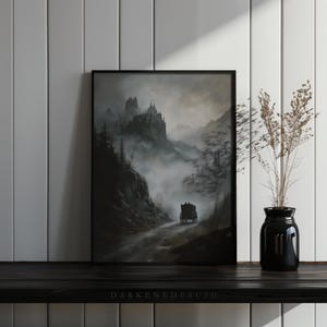K&ouml;nnte beinhalten: Eine gerahmte Schwarzwei&szlig;illustration einer dunklen, nebligen Landschaft mit einem Schloss in der Ferne und einer Kutsche, die auf einer Stra&szlig;e f&auml;hrt.