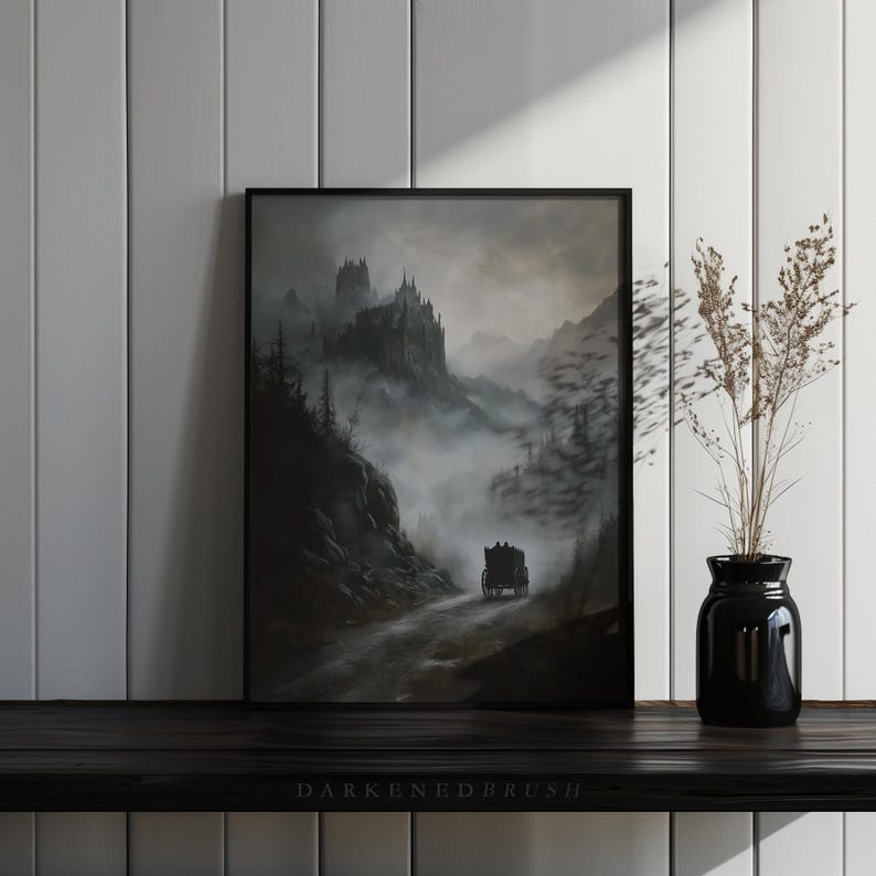 K&ouml;nnte beinhalten: Eine gerahmte Schwarzwei&szlig;illustration einer dunklen, nebligen Landschaft mit einem Schloss in der Ferne und einer Kutsche, die auf einer Stra&szlig;e f&auml;hrt.