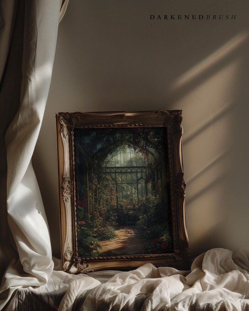 Puede incluir: Una pintura enmarcada de un invernadero exuberante y cubierto de vegetaci&oacute;n, con un camino que atraviesa el centro. La pintura est&aacute; en un marco dorado y est&aacute; colgada en una pared.