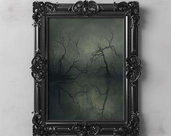 Peut inclure: Une estampe encadrée en noir représentant une scène de forêt brumeuse avec des arbres nus reflétés dans l'eau. Le cadre est orné de détails et a une finition sombre.