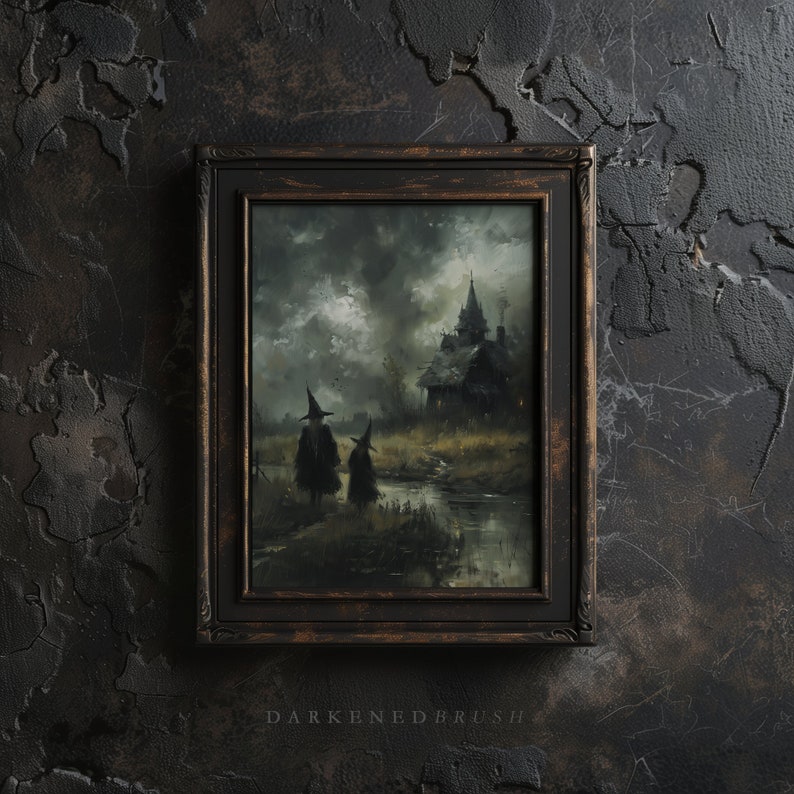 Op de afbeelding: Een ingelijst schilderij dat twee figuren in zwarte mantels en puntige hoeden laat zien die naar een donker, onheilspellend gebouw in een mistig landschap lopen.