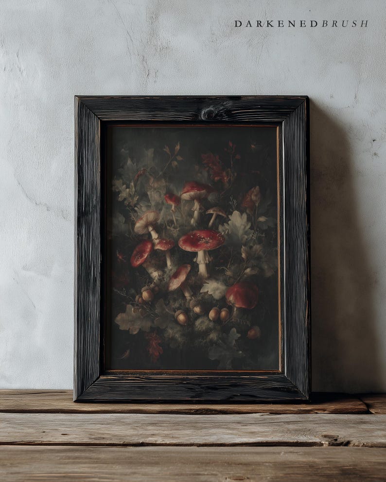Op de afbeelding: Een ingelijste kunstdruk met een donker, sfeervol stilleven van roodkapjes en bladeren. Het kunstwerk is geplaatst tegen een donkere achtergrond en omlijst in een zwart houten frame met textuur. De tekst "DARKENEBRUSH" staat bovenaan.