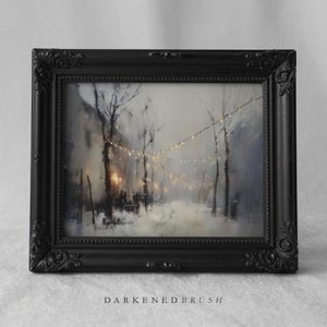 Puede incluir: Una impresión artística enmarcada que presenta una escena invernal con un camino nevado, árboles desnudos y luces de cadena. La obra de arte está en un marco negro ornamentado. El texto "DARKENDBRUSH" está en la parte inferior del marco.
