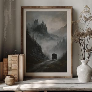 K&ouml;nnte beinhalten: Ein gerahmter Druck eines dunklen, nebligen Landschaftsbildes mit einem Schloss in der Ferne und einer von Pferden gezogenen Kutsche, die auf einer Stra&szlig;e durch den Nebel f&auml;hrt.