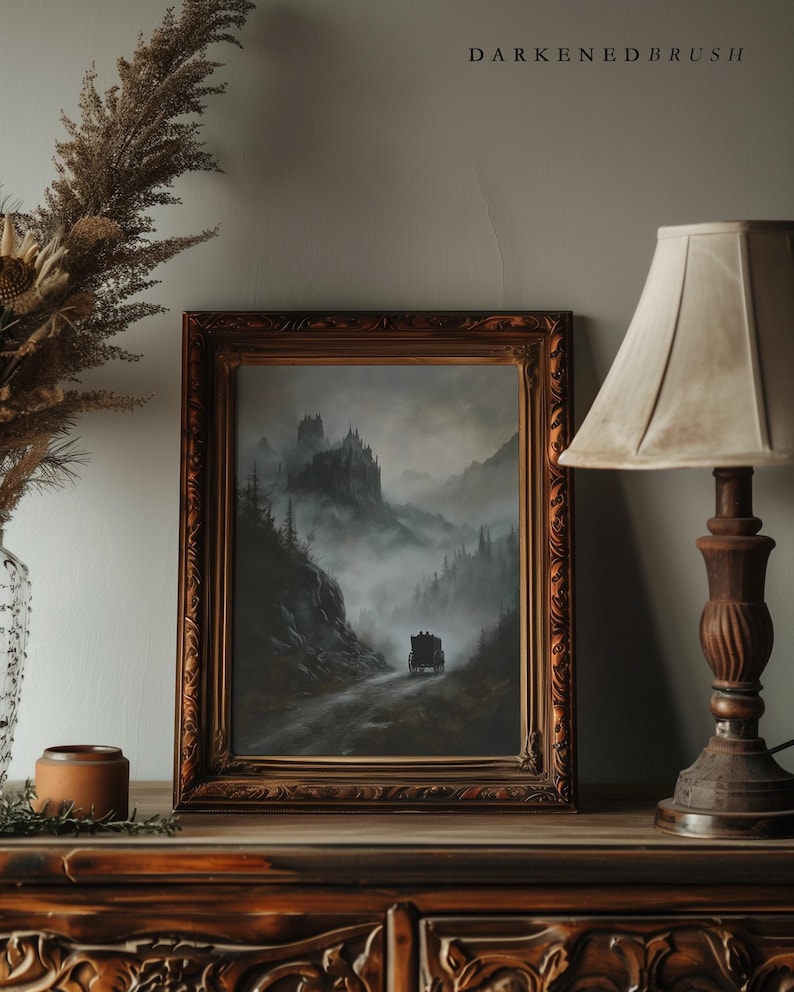 K&ouml;nnte beinhalten: Ein gerahmtes Gem&auml;lde einer dunklen, nebeligen Landschaft mit einem Schloss in der Ferne und einer Kutsche, die auf einer Stra&szlig;e durch den Nebel f&auml;hrt.