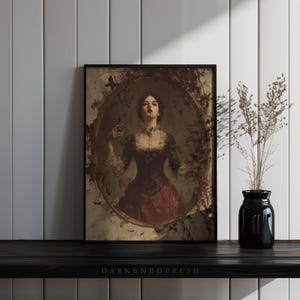 K&ouml;nnte beinhalten: Ein gerahmter Druck mit einem Portr&auml;t im Vintage-Stil einer Frau in einem dunklen Kleid mit Blut am Hals. Das Kunstwerk ist in einem ovalen Rahmen mit dunklem Rand gesetzt. Der Text "DARKENEDBRUSH" befindet sich unten.