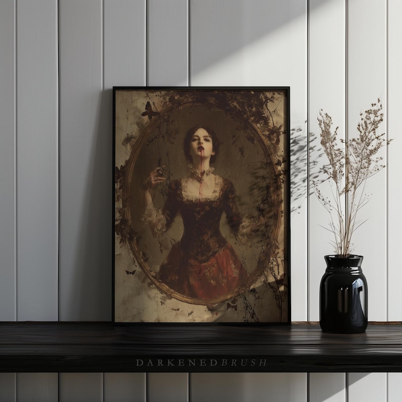 K&ouml;nnte beinhalten: Ein gerahmter Druck mit einem Portr&auml;t im Vintage-Stil einer Frau in einem dunklen Kleid mit Blut am Hals. Das Kunstwerk ist in einem ovalen Rahmen mit dunklem Rand gesetzt. Der Text "DARKENEDBRUSH" befindet sich unten.