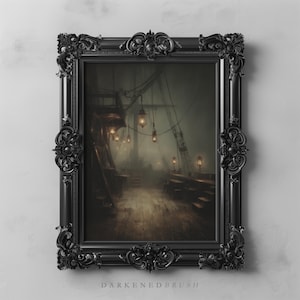 Puede incluir: Una impresión enmarcada que representa la cubierta de un barco por la noche, iluminada por faroles colgantes. La obra de arte tiene un estilo oscuro y atmosférico, con énfasis en la cubierta de madera y el aparejo. El marco es ornamentado y negro, con detalles decorativos. El texto "DARKENDEDBRUSH" está en la parte inferior.