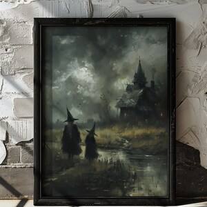 Op de afbeelding: Een schilderij van twee figuren in zwarte mantels en punthoeden die naar een donker, houten huis met een hoge toren lopen. De sc&egrave;ne speelt zich af in een moerassig gebied met een klein beekje dat erdoorheen stroomt. De lucht is bewolkt en de algehele sfeer is donker en mysterieus.