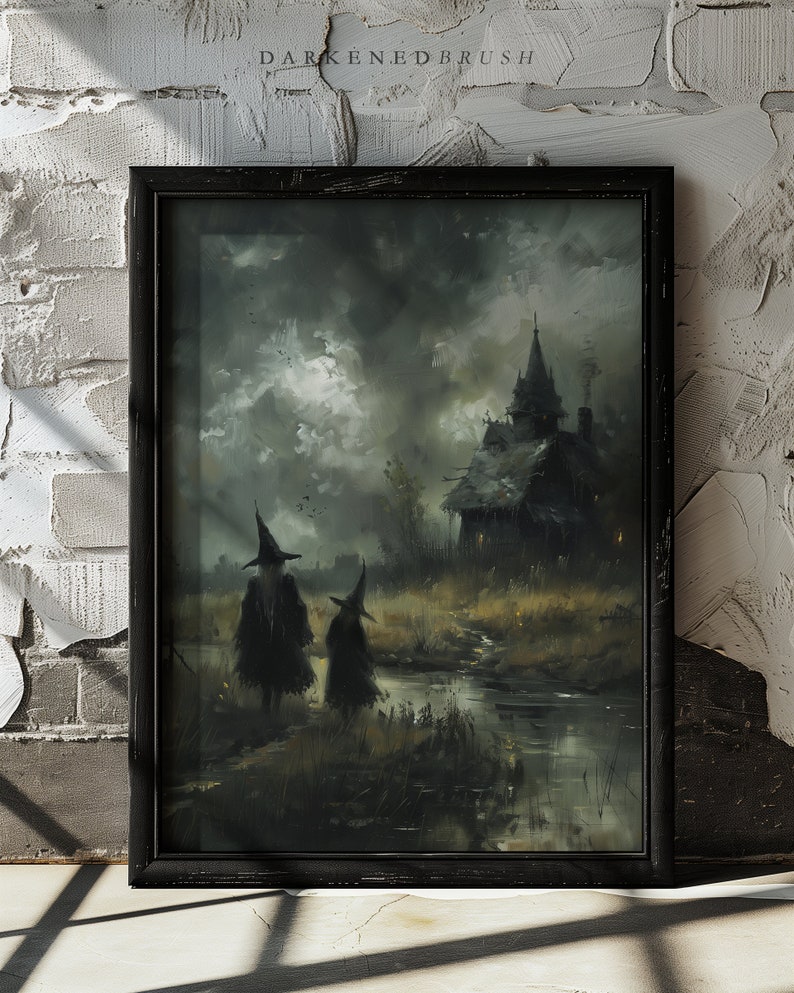 Op de afbeelding: Een schilderij van twee figuren in zwarte mantels en punthoeden die naar een donker, houten huis met een hoge toren lopen. De sc&egrave;ne speelt zich af in een moerassig gebied met een klein beekje dat erdoorheen stroomt. De lucht is bewolkt en de algehele sfeer is donker en mysterieus.