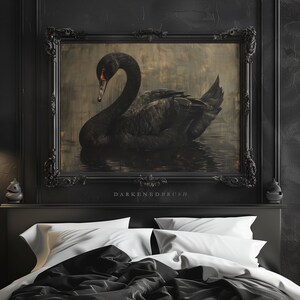 Puede incluir: Una pintura enmarcada que representa un cisne negro con un pico rojo. La pintura est&aacute; colocada en una pared negra sobre una cabecera negra con almohadas blancas y un edred&oacute;n negro.