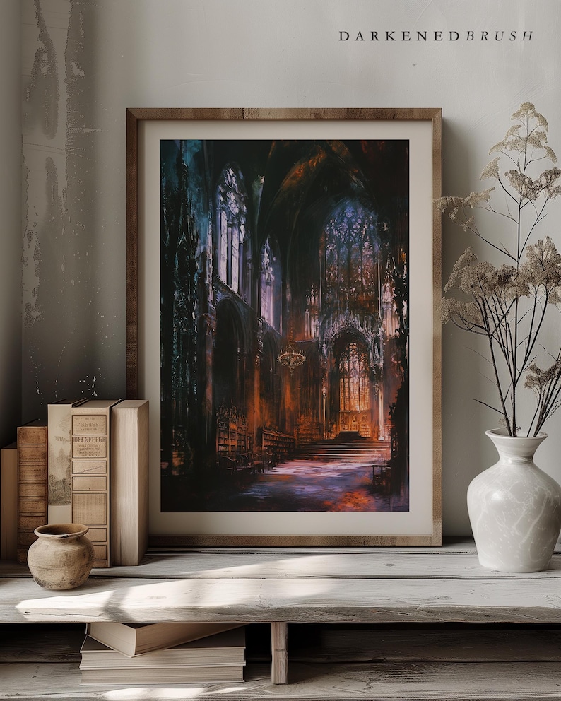 K&ouml;nnte beinhalten: Ein gerahmter Druck des Inneren einer dunklen, gotischen Kathedrale mit Buntglasfenstern und einem langen, schmalen Gang, der zum Altar f&uuml;hrt. Das Bild ist in einem dunklen, stimmungsvollen Stil gemalt, mit Fokus auf Licht und Schatten.