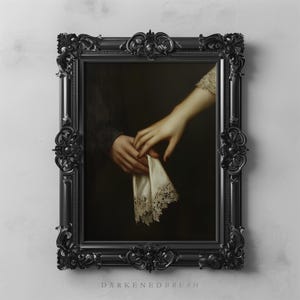 Op de afbeelding: Een zwart, versierd frame omringt een schilderij van twee handen die naar elkaar reiken. Eén hand houdt een wit kanten zakdoek vast. Het schilderij is geplaatst tegen een donkere achtergrond.