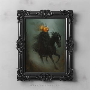 Puede incluir: Una ilustración en blanco y negro de una figura montando un caballo a través de un bosque brumoso. La figura lleva una capa negra y una cabeza de calabaza. El caballo es negro y tiene una crin y una cola blancas.
