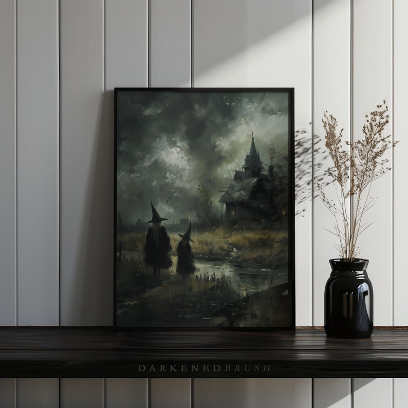 Op de afbeelding: Een ingelijst schilderij dat een donkere, mysterieuze sc&egrave;ne toont met twee figuren in zwarte mantels en punthoeden die naar een donker, houten huis in de verte lopen. De lucht is bewolkt en de grond is bedekt met gras en een klein beekje.