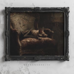 Può includere: Un dipinto vintage incorniciato raffigura un pipistrello che riposa su una poltrona di peluche. L'opera d'arte presenta un'estetica oscura e gotica con toni tenui di marrone, beige e nero. La cornice nera ornata aggiunge all'atmosfera antica. Il testo "DARKENEDBRUSH" è in basso.