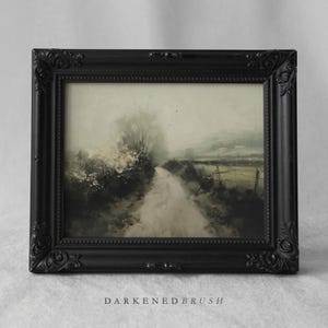 Puede incluir: Una pintura de paisaje enmarcada con un marco negro ornamentado. La obra de arte representa un camino rural que conduce a la distancia, con árboles y campos a ambos lados. La pintura tiene una paleta de colores apagados de verdes, grises y blancos. El texto "DARKENED BRUSH" está en la parte inferior.