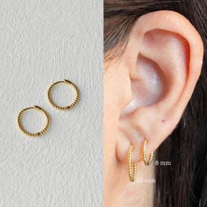 Geflochtene Gold Huggie Creolen Ohrringe - Kleine Gold Creolen - Winzige Gold Creolen - Gold Huggies - Geschenk für Sie - Beste Freundin Geburtstagsgeschenk