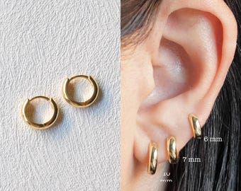 Puede incluir: Tres pendientes de aro de oro en diferentes tamaños. Los pendientes tienen un diámetro de 6 mm, 7 mm y 10 mm.