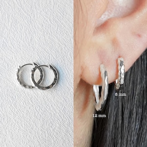 Set di orecchini a cerchio Huggie martellati, orecchini a cerchio piccoli, orecchini Sleeper Hoops, orecchini Huggies piccoli, regalo di compleanno per la migliore amica, regalo per lei, minimalisti
