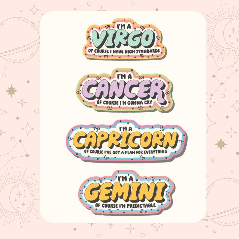 Op de afbeelding: Vier kleurrijke stickers met astrologiethema. Elke sticker toont een ander sterrenbeeld: Maagd, Kreeft, Steenbok en Tweelingen. Elke sticker heeft een uniek kleurenschema en een humoristische zin.