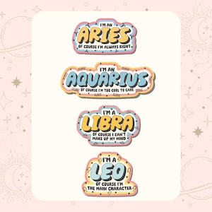 Op de afbeelding: Vier kleurrijke stickers met astrologiethema. Elke sticker toont een ander sterrenbeeld: Ram, Waterman, Weegschaal en Leeuw. Elk ontwerp bevat de naam van het teken en een humoristische quote. De achtergrond is zachtroze met hemelse illustraties.