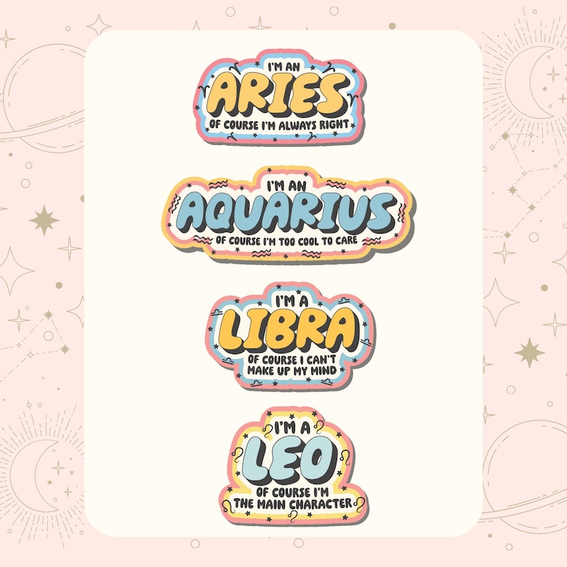 Op de afbeelding: Vier kleurrijke stickers met astrologiethema. Elke sticker toont een ander sterrenbeeld: Ram, Waterman, Weegschaal en Leeuw. Elk ontwerp bevat de naam van het teken en een humoristische quote. De achtergrond is zachtroze met hemelse illustraties.