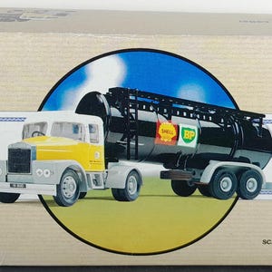 Op de afbeelding: Een Corgi Classics model van een Scammell Highwayman tankwagen. De vrachtwagen heeft een gele en witte cabine, een zwarte tankwagen en de Shell- en BP-logo's. Het model wordt gepresenteerd in de originele doos.